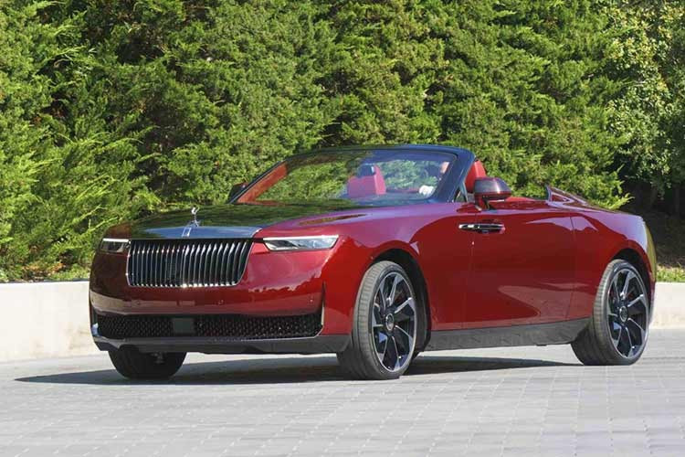 Rolls-Royce Droptail – 29,2 triệu USD ﻿Droptail hiện là mẫu xe mới đắt nhất thế giới. Chỉ 4 chiếc được sản xuất, mỗi chiếc được chế tạo theo tầm nhìn của chính chủ nhân, được hãng xe phát triển trong ít nhất 4 năm. Xe có thiết kế khác biệt hoàn toàn so với các mẫu Rolls-Royce thông thường, trong khi nội thất được cá nhân hóa ở đẳng cấp xa xỉ nhất.