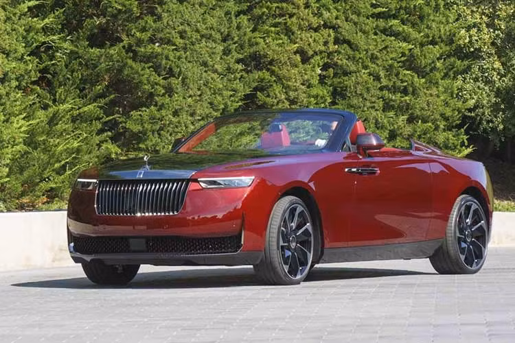 Rolls-Royce Droptail – 29,2 triệu USD ﻿Droptail hiện là mẫu xe mới đắt nhất thế giới. Chỉ 4 chiếc được sản xuất, mỗi chiếc được chế tạo theo tầm nhìn của chính chủ nhân, được hãng xe phát triển trong ít nhất 4 năm. Xe có thiết kế khác biệt hoàn toàn so với các mẫu Rolls-Royce thông thường, trong khi nội thất được cá nhân hóa ở đẳng cấp xa xỉ nhất.