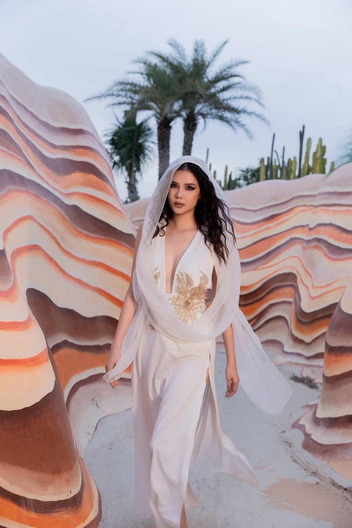 Xuất hiện trong bộ ảnh thời trang mới giữa khung cảnh mang màu sắc sa mạc và hoàng hôn lãng mạn, siêu mẫu Kỳ Hân (tên thật Nguyễn Thị Mộng Điệp) khiến nhiều người không khỏi trầm trồ bởi nhan sắc rạng rỡ và thần thái cuốn hút.