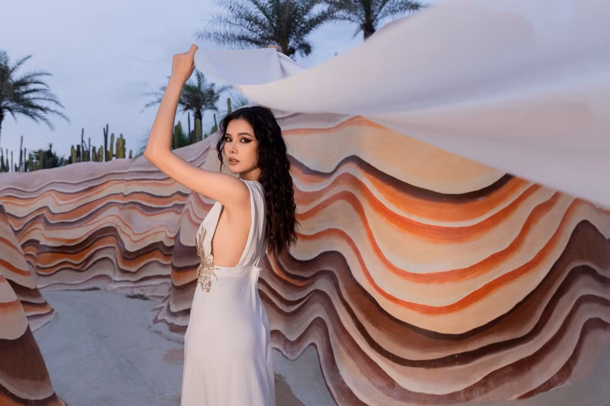 Dù đã trải qua đôi lần sinh nở, bà xã cầu thủ Mạc Hồng Quân vẫn giữ được vóc dáng thon gọn, đường nét sắc sảo cùng phong thái tự tin của một người mẫu chuyên nghiệp.