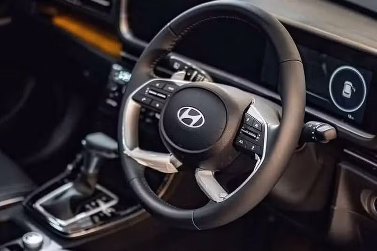 Về vận hành, phiên bản dành cho thị trường Thái Lan sử dụng động cơ xăng 1.5L hút khí tự nhiên, cho công suất 113 mã lực và mô-men xoắn 144 Nm kết hợp hộp số vô cấp (CVT).