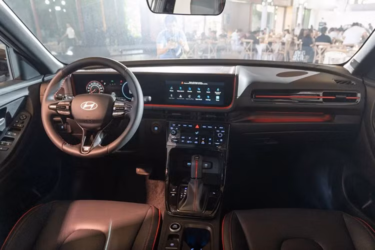 Nếu được trang bị tương tự bản tại Indonesia, nội thất Hyundai Creta N Line 2025 sẽ có màn hình giải trí cảm ứng 10,2 inch, hỗ trợ kết nối điện thoại thông minh, dàn âm thanh 8 loa BOSE, bảng đồng hồ kỹ thuật số toàn phần và sạc không dây.