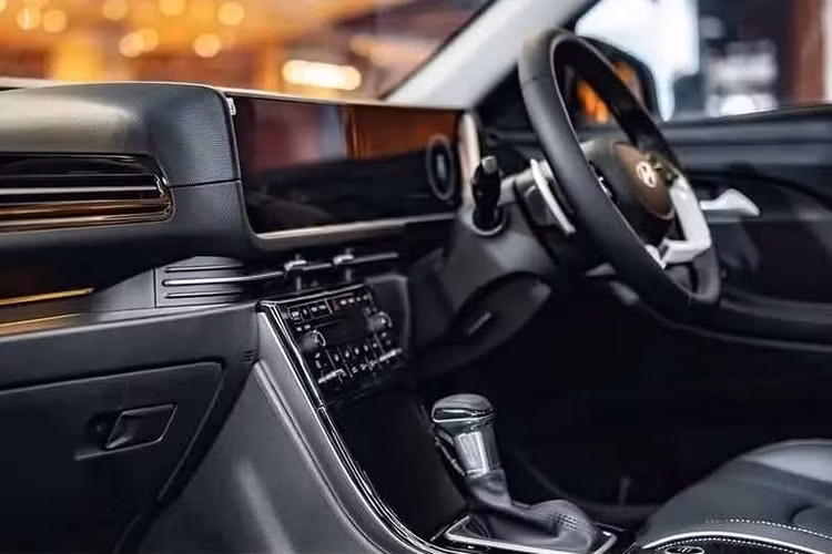 Trong khi đó, các bản tiêu chuẩn cuar Hyundai Creta 2025 có thể chỉ sử dụng màn hình LCD 4,2 inch và hệ thống âm thanh 6 loa. Tại Thái Lan, Creta mới hiện chỉ phân phối duy nhất bản N Line.