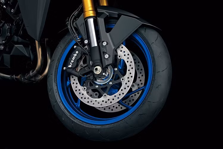 Ngoài ra, xe còn có Ga điện tử với nhiều chế độ lái, Hệ thống kiểm soát lực kéo 5 cấp, Hỗ trợ vòng tua thấp (Low RPM Assist), Quickshifter hai chiều, Hệ thống khởi động dễ dàng Suzuki Easy Start, Phanh Brembo monobloc tích hợp ABS và Cornering ABS.