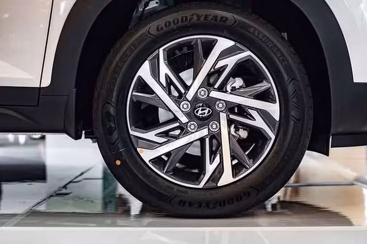 Riêng bản N Line được trang bị cản trước và sau độc đáo, kẹp phanh sơn đỏ thể thao, mâm hợp kim 18 inch với tạo hình cầu kỳ và hệ thống ống xả kép – những chi tiết gợi cảm hứng từ dòng xe hiệu suất cao.