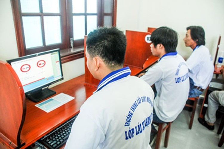 View - Thi lý thuyết lái xe sẽ dùng bộ đề câu hỏi mới từ 1/6/2025 | Báo Tri thức và Cuộc sống - TIN TỨC PHỔ BIẾN KIẾN THỨC 24H