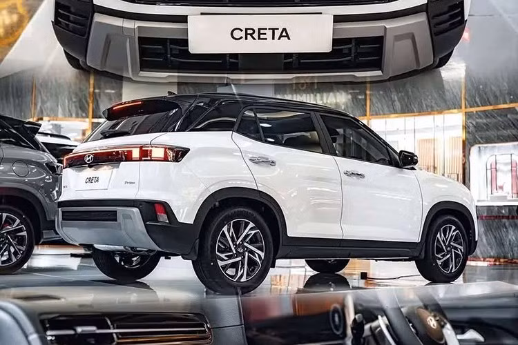 Nguồn tin từ đại lý cũng cho biết lượng xe Creta phiên bản hiện hành đang cạn dần, và các đại lý đang đẩy mạnh "xả kho" để chuẩn bị cho đợt về hàng mới. Trước đó, vào tháng 2/2025, một chiếc Creta facelift đã bị bắt gặp tại trung tâm kiểm định khí thải ở Hà Nội. Đáng chú ý, đây là phiên bản thể thao N Line – lần đầu tiên xuất hiện trên dòng Creta tại Việt Nam.