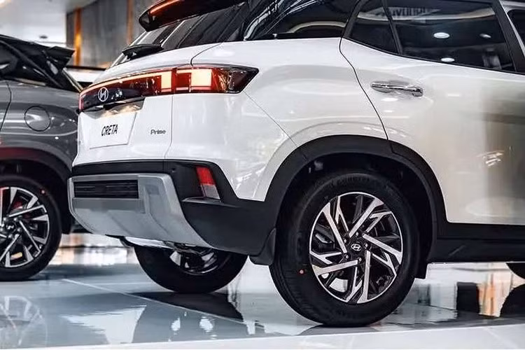 Đuôi xe nổi bật với cụm đèn hậu LED sắc sảo và cản sau được tinh chỉnh, mang lại diện mạo hiện đại, thể thao hơn. Không ít người dùng ví thiết kế mới của Creta như một phiên bản thu nhỏ của mẫu SUV cỡ lớn Hyundai Palisade.
