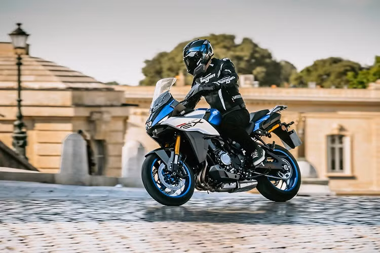 Suzuki GSX-S1000GX là mẫu xe song song với GSX-S1000GT, được giới thiệu lần đầu vào năm 2021. GSX-S1000GT là một mẫu sport touring với thiết kế full fairing, cạnh tranh trực tiếp với Kawasaki Ninja 1000SX, còn Suzuki GSX-S1000GX 2025 mới có thiết kế fairing nửa thân và định hướng sử dụng đa dụng hơn vận hành tốt trên đường nhựa, nhưng vẫn đủ khả năng chạy đường sỏi nhẹ, không đến mức off-road hoàn toàn.