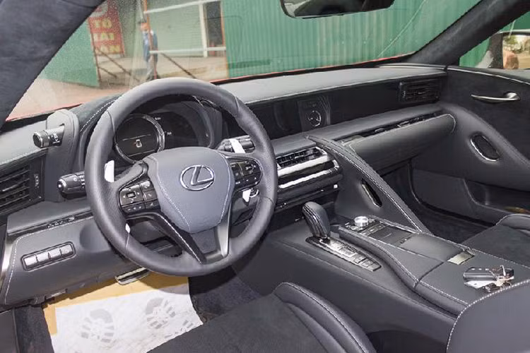 Tiến vào bên trong khoang lái, Lexus LC 500 có ghế ngồi được bọc da cao cấp, hệ thống giải trí với màn hình 10,3 inch kết nối cùng cụm phím touchpad. Một số chi tiết như bảng điều khiển trung tâm và bảng táp-lô đều do các thợ thủ công Takumi nổi tiếng của Lexus chế tạo.