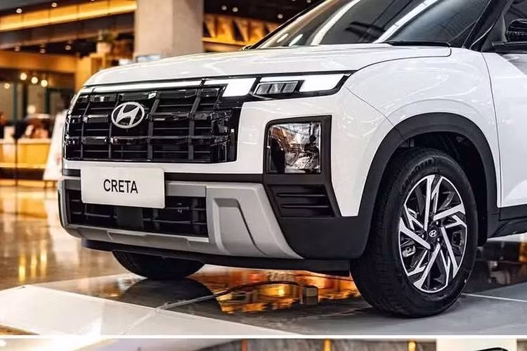 Về ngoại thất, mẫu xe SUV Hyundai Creta 2025 có những thay đổi rõ nét so với bản tiền nhiệm. Phần đầu xe được thiết kế mới với cụm đèn LED liền mạch và lưới tản nhiệt theo phong cách tối giản.