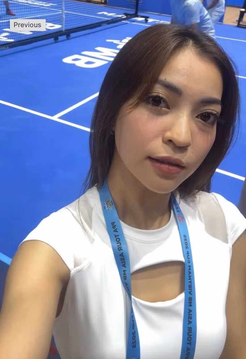 Khoảnh khắc Nhật Lê đứng cạnh Ben Johns đã nhận được sự quan tâm đặc biệt. Trong khi tay vợt số 1 thế giới lịch lãm với phong cách trẻ trung, thì hot girl sinh năm 1999 lại có phần e thẹn, duyên dáng nhưng vẫn tỏa ra sức hút khó cưỡng.