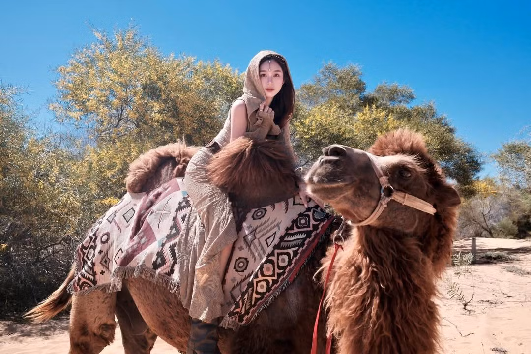 Nhiều cư dân mạng dành lời khen cho vẻ đẹp tự nhiên, không phô trương của cô nàng, đồng thời nhận xét loạt ảnh mang màu sắc điện ảnh, giàu cảm xúc và rất “ăn hình”.