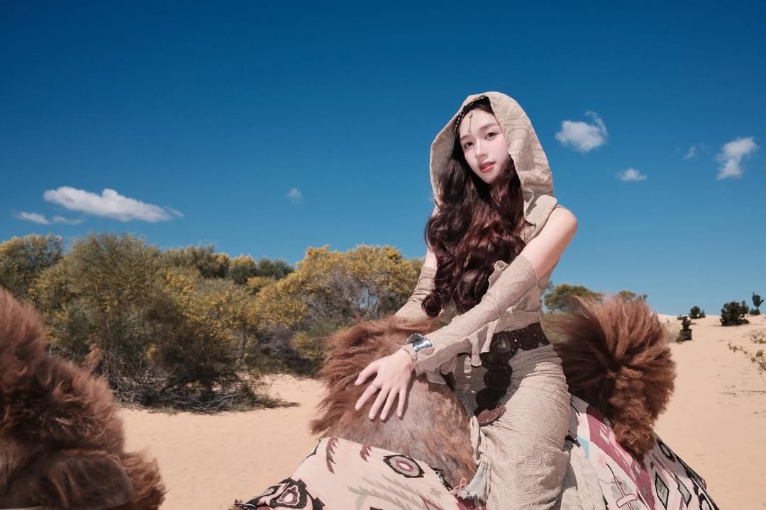 Trong bộ trang phục mang hơi hướng du mục với gam màu be – nâu trung tính, Karty Chang khéo léo tôn lên sắc vóc thon gọn và đường nét cơ thể cân đối. Thiết kế tối giản nhưng tinh tế giúp cô hòa vào thiên nhiên mà vẫn giữ được điểm nhấn riêng.