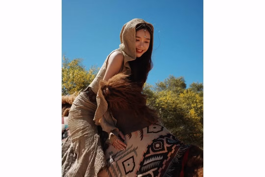 Ở góc chụp cận, gương mặt xinh đẹp của Karty Chang càng trở nên nổi bật dưới ánh nắng tự nhiên. Các đường nét hài hòa, ánh mắt trong trẻo cùng biểu cảm dịu dàng tạo nên tổng thể vừa nữ tính vừa hiện đại.