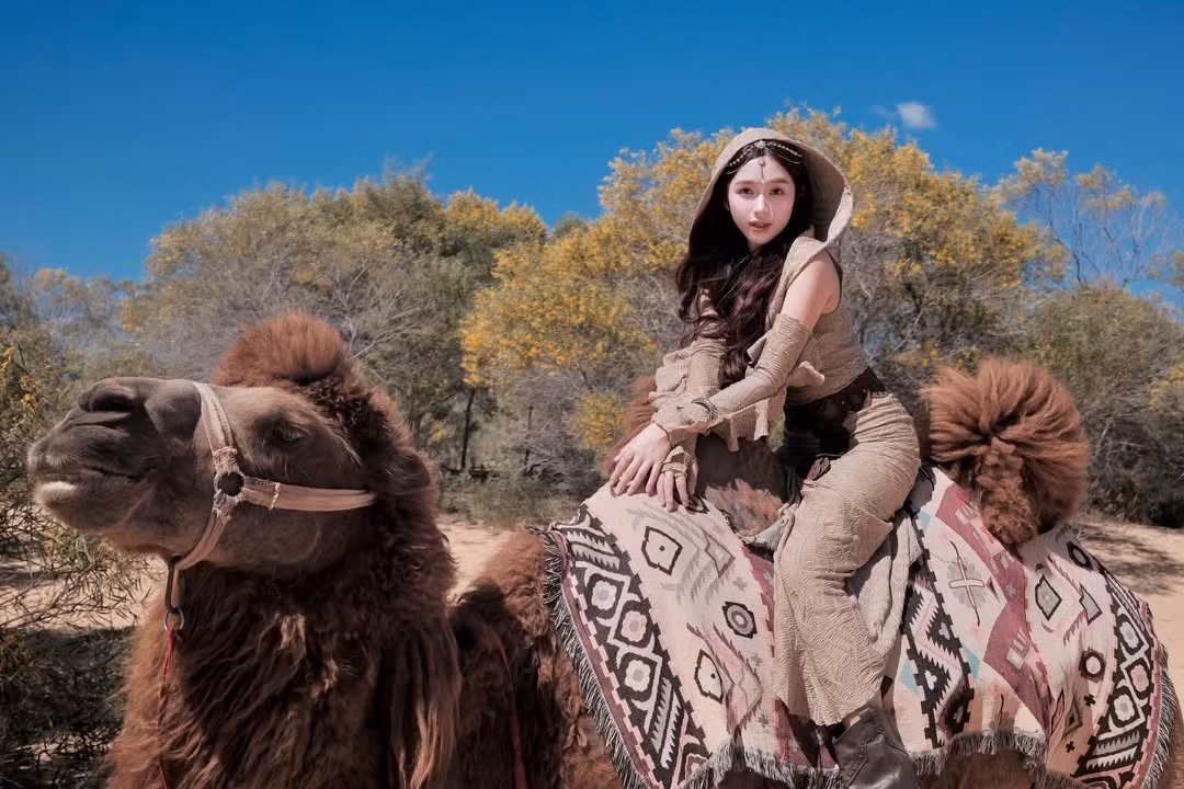 Không cần tạo dáng cầu kỳ, Karty Chang vẫn nổi bật với thần thái nhẹ nhàng, phong cách phóng khoáng và nhan sắc trong veo.