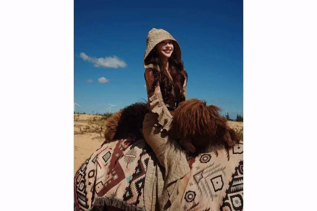 Mái tóc dài buông nhẹ theo gió sa mạc, làn da sáng mịn và gương mặt thanh tú khiến nhiều người không khỏi liên tưởng đến hình ảnh “nàng thơ” giữa miền viễn du.