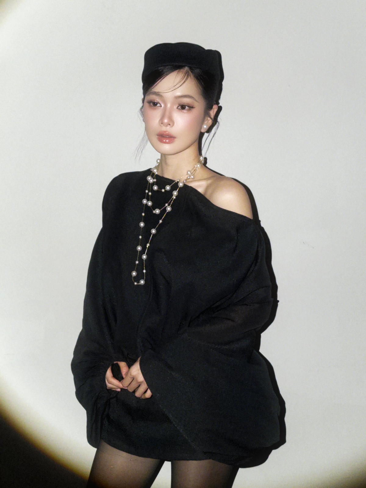 Không chỉ ghi điểm bằng nhan sắc “búp bê sống”, Đỗ Yên Đan còn được đánh giá cao nhờ nền tảng tri thức và hành trình nghệ thuật nghiêm túc.