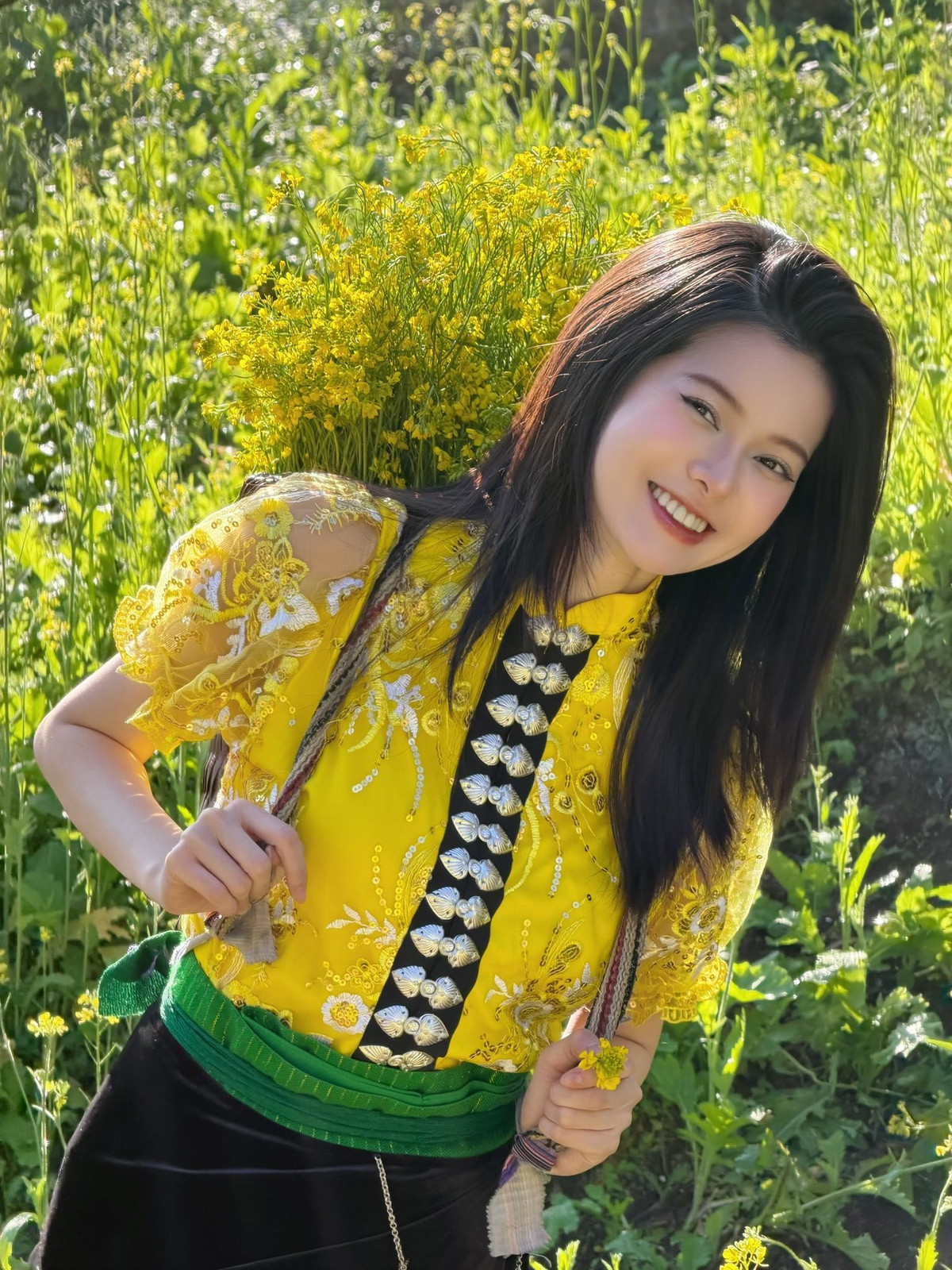 Trong loạt ảnh mới được chia sẻ, Đỗ Yên Đan khiến người xem ngỡ ngàng khi hóa thân thành “em gái Thái” giữa thiên nhiên Tây Bắc. Giữa thảm hoa cải vàng rực và những tán cây rừng đón nắng, Yên Đan hiện lên với vẻ đẹp trong veo, mềm mại như một họa mi mùa xuân.