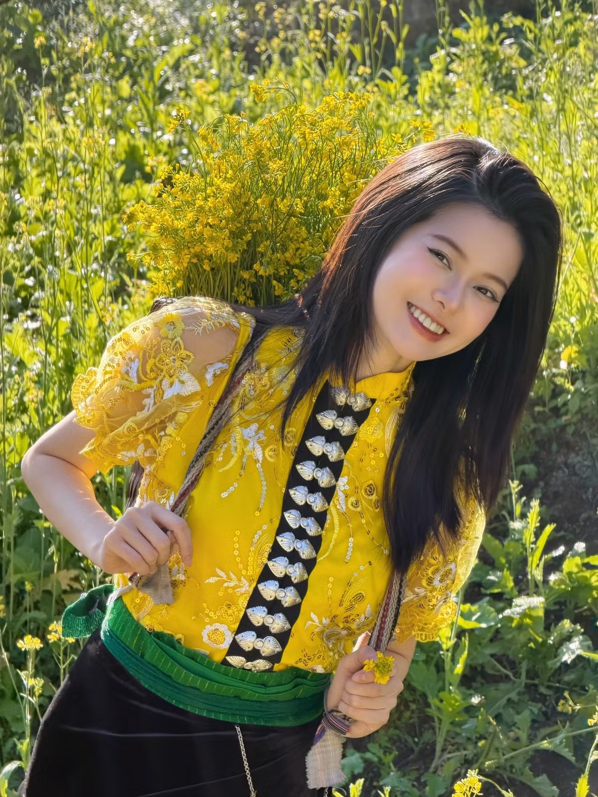 Trong loạt ảnh mới được chia sẻ, Đỗ Yên Đan khiến người xem ngỡ ngàng khi hóa thân thành “em gái Thái” giữa thiên nhiên Tây Bắc. Giữa thảm hoa cải vàng rực và những tán cây rừng đón nắng, Yên Đan hiện lên với vẻ đẹp trong veo, mềm mại như một họa mi mùa xuân.