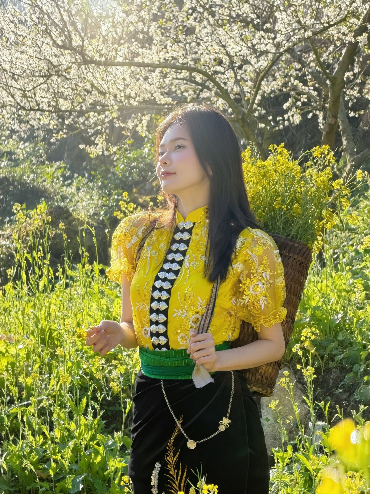 Người đẹp diện bộ trang phục truyền thống của phụ nữ dân tộc Thái với gam vàng – đen làm chủ đạo.