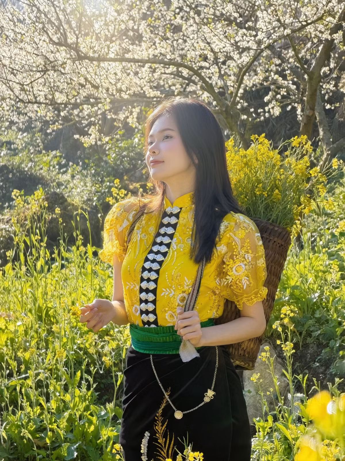 Người đẹp diện bộ trang phục truyền thống của phụ nữ dân tộc Thái với gam vàng – đen làm chủ đạo.