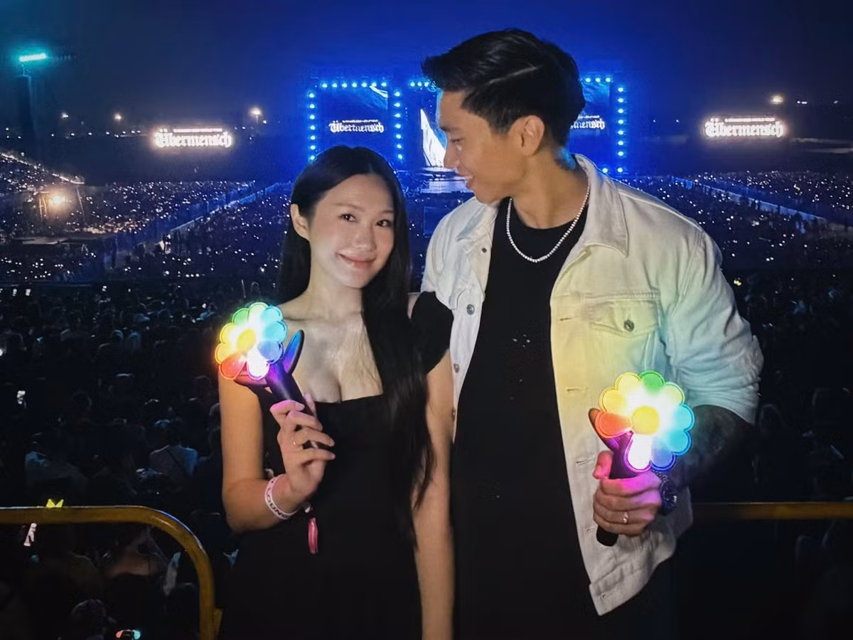 Doãn Hải My gây ấn tượng với vẻ ngoài ngọt ngào nhưng không kém phần quyến rũ. Chiếc váy đen với thiết kế cổ vuông giúp khoe khéo xương quai xanh gợi cảm, đặc biệt là vòng một o ép chiếm spotlight.