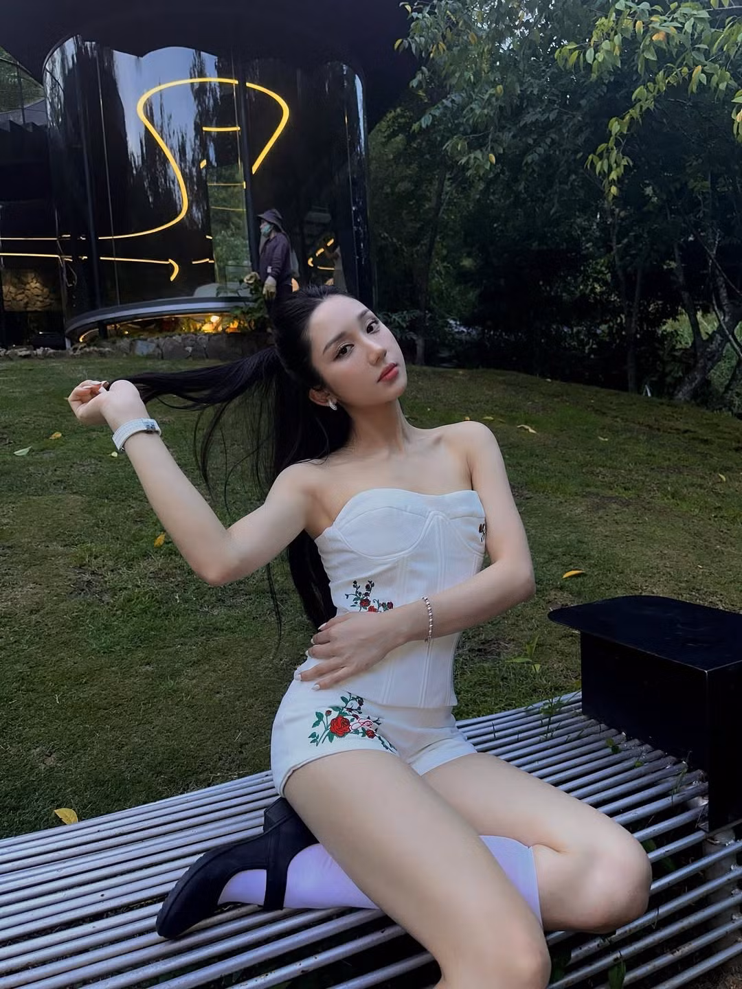 Sự trở lại với những hình ảnh tươi tắn này cho thấy Mina Young đang tận hưởng cuộc sống và nạp lại năng lượng tích cực.