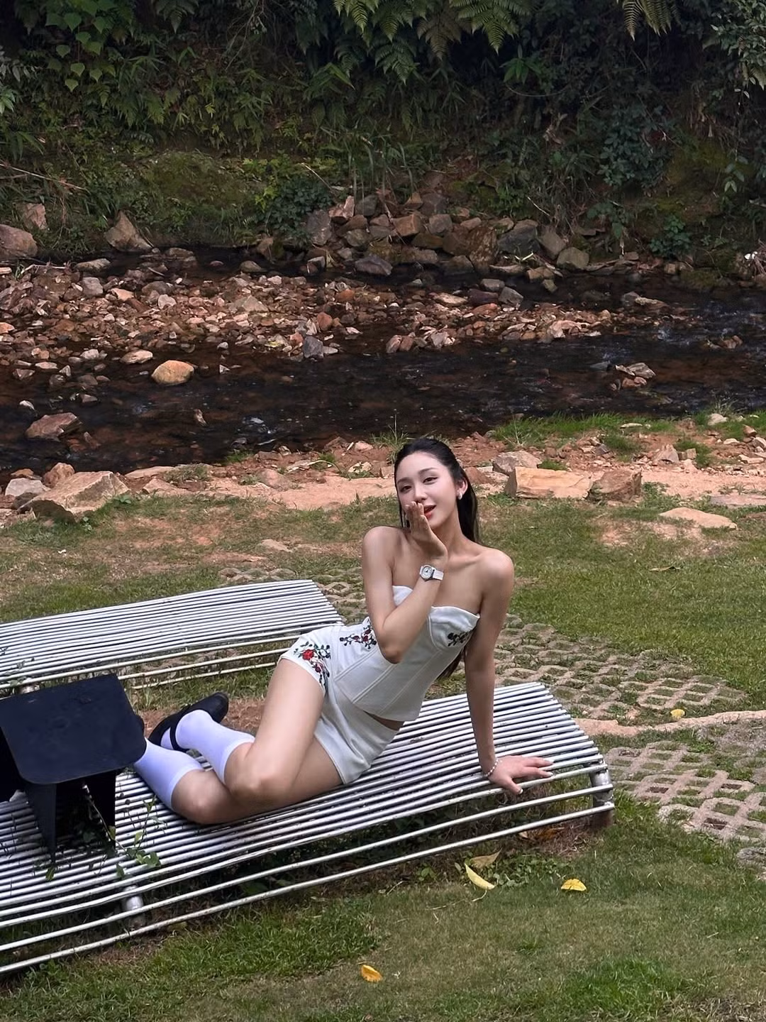 Loạt ảnh của Mina Young nhanh chóng thu hút sự chú ý và nhận được hàng chục nghìn lượt tương tác.