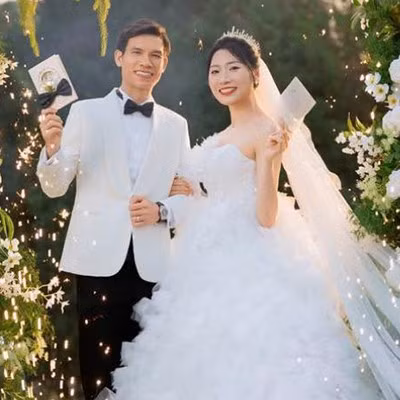 Sau nhiều năm kín tiếng chuyện tình cảm, mới đây, hoa khôi bóng chuyền Phạm Thị Yến đã chính thức tổ chức lễ cưới với người bạn đời là Đặng Đức Chung.