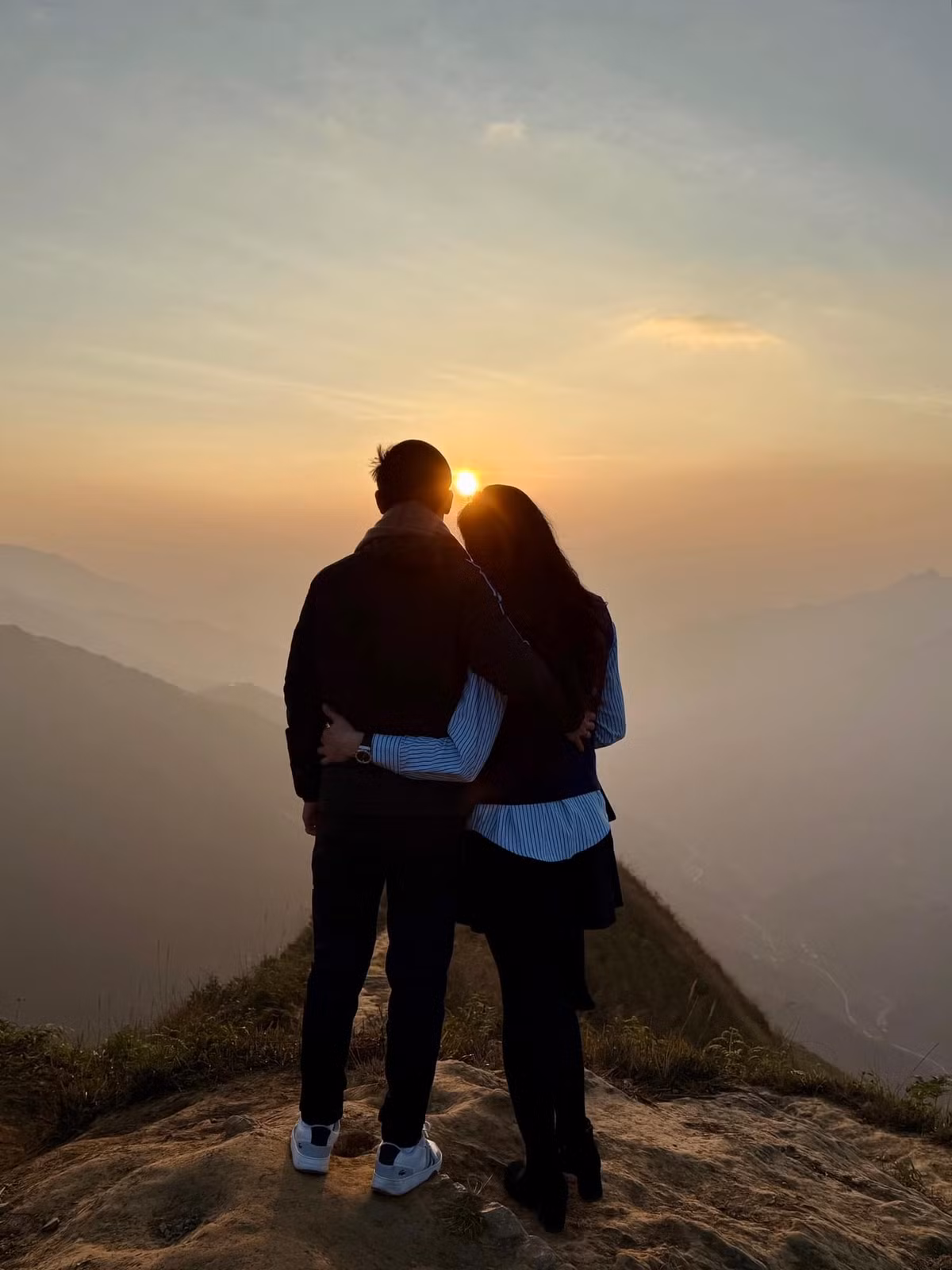 Trong ngày trọng đại, Phạm Thị Yến diện váy cưới trắng tinh khôi, khoe trọn nhan sắc rạng rỡ tuổi 40. Cô dâu và chú rể liên tục nắm tay nhau, trao ánh mắt đầy hạnh phúc.