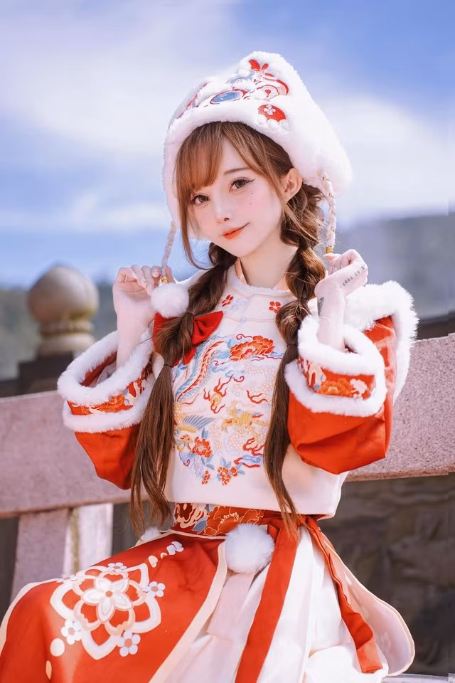 Ngay sau khi được đăng tải, bộ ảnh cosplay của Le Josette thu hút lượt xem và tương tác của fan nam không chỉ trong nước mà cả quốc tế. Người xem không tiếc lời khen ngợi và bày tỏ sự ngưỡng mộ đối với tài năng và nhan sắc của cô nàng.