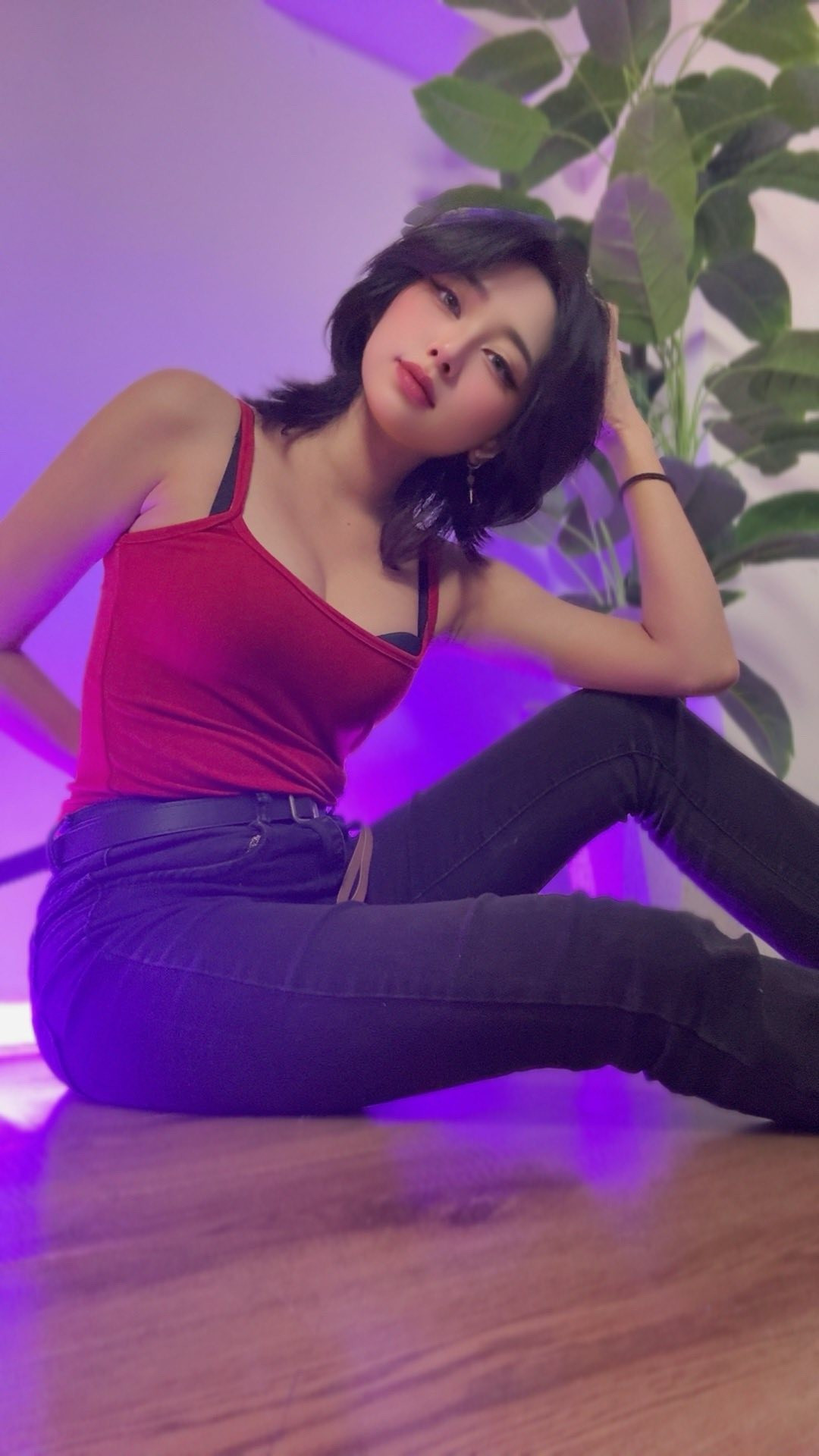 Mercury Nguyen từng khiến người hâm mộ lo lắng khi chia sẻ về tình trạng sức khỏe không ổn định, thậm chí từng bị liệt chân tạm thời, nhưng gần đây cô đã tái xuất rạng rỡ với nhiều dự án mới.