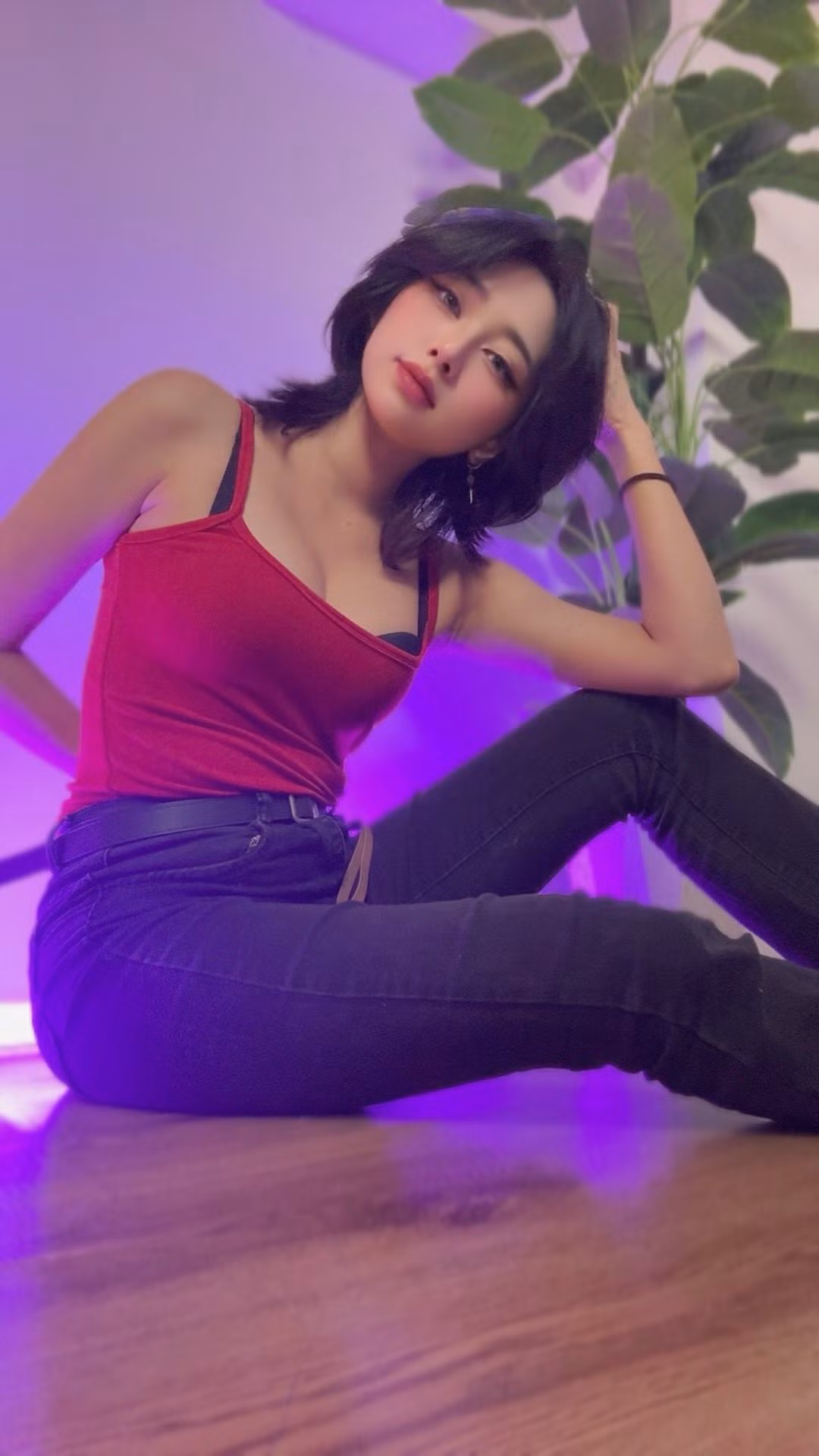 Mercury Nguyen từng khiến người hâm mộ lo lắng khi chia sẻ về tình trạng sức khỏe không ổn định, thậm chí từng bị liệt chân tạm thời, nhưng gần đây cô đã tái xuất rạng rỡ với nhiều dự án mới.