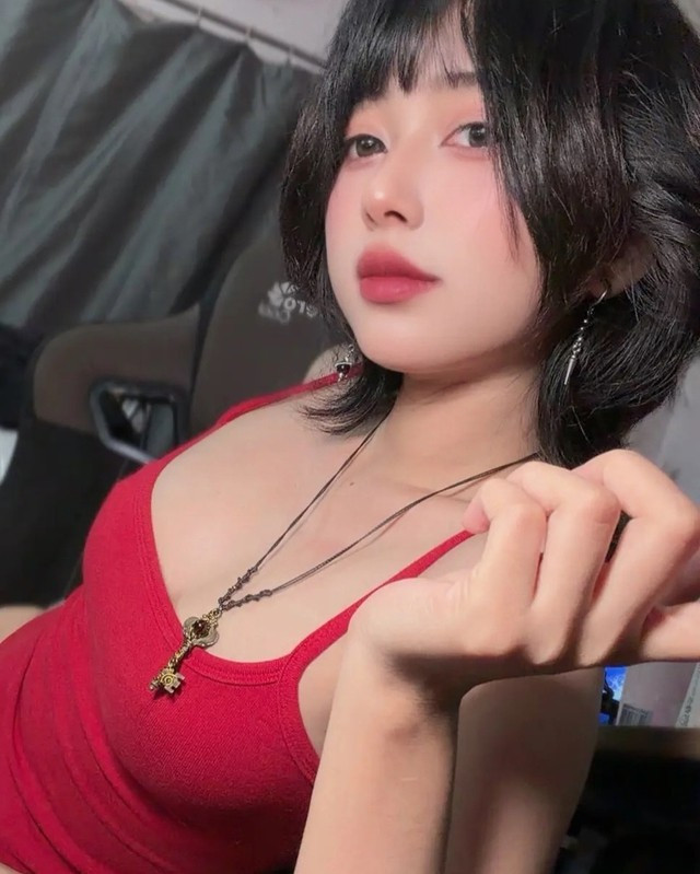 Với nhan sắc và vóc dáng "đỉnh chóp", nữ trọng tài một thời của VCS vẫn thu hút trọn vẹn sự chú ý và các lời khen từ fan. Dù rằng background hơi mang tính "homemade" nhưng cũng không thể làm lu mờ nhan sắc hay sự quyến rũ của cô nàng Mercury.