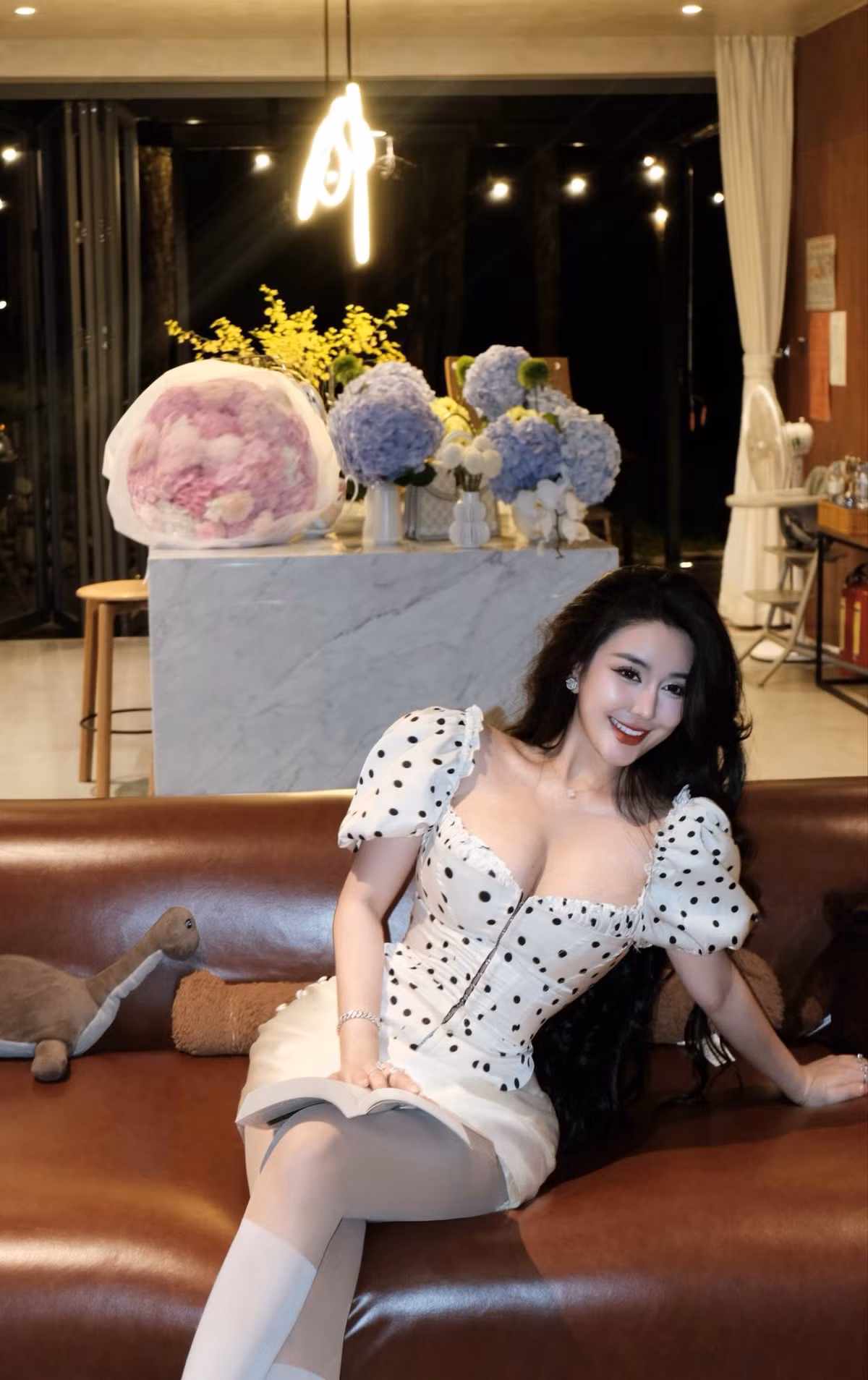 Dù ngồi đọc sách hay tạo dáng thoải mái trên sofa, Ngọc Trân vẫn thu hút bởi vẻ đẹp hiện đại xen lẫn chút cổ điển.