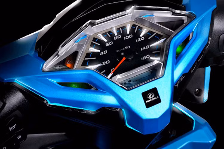 Hai bên thân xe được nhấn nhá bằng các đường nét mang cảm giác như cánh gió, tạo độ dày và vẻ thể thao. Xe còn có đèn cảnh báo nguy hiểm được trang bị sẵn.