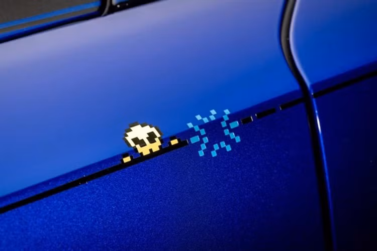 Trong vòng một tháng, đội ngũ thiết kế Bespoke của Rolls-Royce đã nghiên cứu các hệ máy chơi game đời đầu, poster quảng cáo và phong cách đồ họa pixel quen thuộc của thời kỳ 8-bit. Những chất liệu này được chuyển hóa thành vô số chi tiết ẩn đặt rải rác khắp nội – ngoại thất, biến Ghost Gamer thành một “kho lưu trữ sống” của văn hóa game.