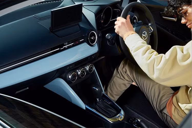 Đáng chú ý, phiên bản thể thao 15MB – viết tắt của Motorsports-Based – vẫn được giữ nguyên ở lần nâng cấp này. Đây là biến thể được thiết kế dành cho các tay lái đam mê tốc độ, với động cơ mạnh hơn một chút, hộp số sàn 6 cấp và cấu hình tối giản, phù hợp để trở thành một chiếc xe chạy track dịp cuối tuần.