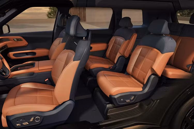 Với cấu hình kéo dài, không gian cho hành khách ở hàng ghế hai và ba được cải thiện rõ rệt. Khoang hành lý có thể mở rộng đến 2.460 lít khi gập hàng ghế sau. Ghế giữa được thiết kế lại để vừa có thể giữ nguyên ghế trẻ em vừa dễ dàng tiếp cận hàng ghế ba, phù hợp với nhu cầu sử dụng của các gia đình đông người.