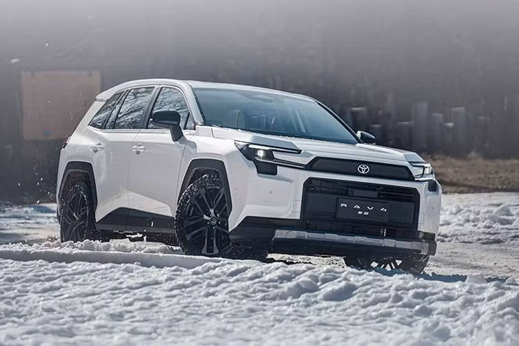 Trong khi đó, tại Mỹ, RAV4 hybrid khởi điểm từ 31.900 USD, còn tại Úc, giá bắt đầu từ 45.990 AUD (khoảng 30.000 USD). Phiên bản RAV4 nâng cấp hiện vẫn chưa xuất hiện tại các showroom ở Nhật Bản và châu Âu.