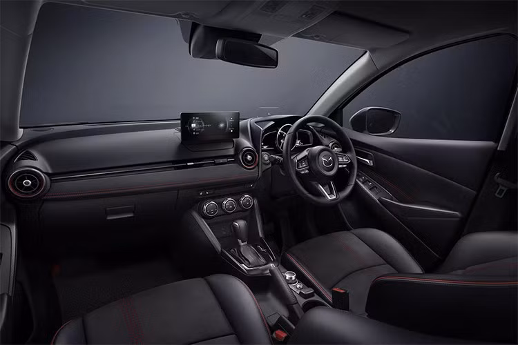 Mazda cũng tiếp tục duy trì biến thể đặc biệt với ghế hành khách có thể xoay, hỗ trợ người cao tuổi hoặc người có hạn chế vận động dễ dàng lên xuống xe. Ngoài các phiên bản tiêu chuẩn, Mazda còn cung cấp nhiều gói phụ kiện và chủ đề trang trí đầy màu sắc như Rookie Drive, Clap Pop và Sci-Fi,