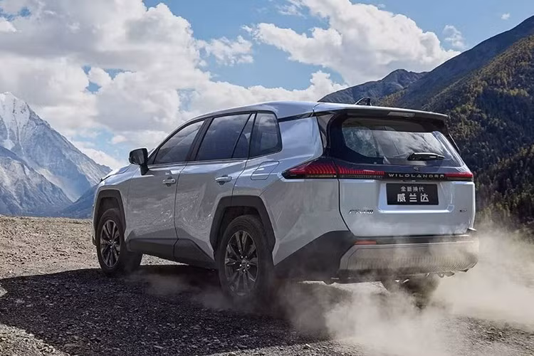 Các trang bị đáng chú ý bao gồm: cửa sổ trời toàn cảnh, ghế da semi-aniline có sưởi và thông gió, điều hòa tự động hai vùng, đèn nội thất 64 màu, nhận diện khuôn mặt, điều khiển bằng giọng nói và khoang hành lý dung tích 749 lít.