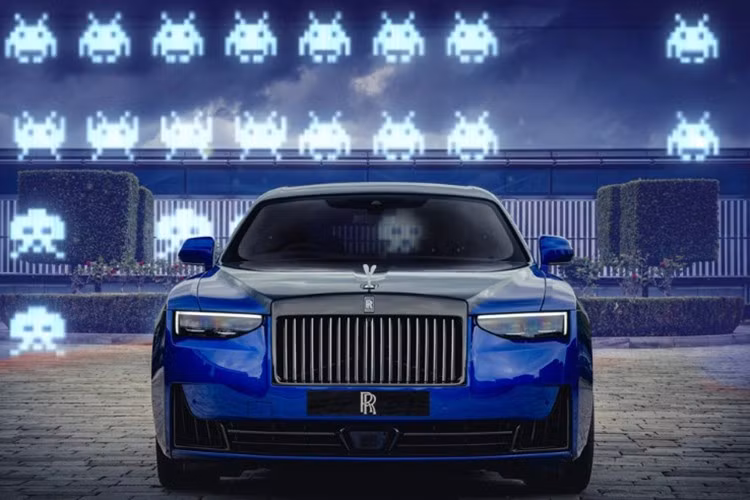 Theo đó, mẫu xe được phát triển dựa trên Ghost Black Badge, kết hợp các chi tiết đồ họa pixel và cảm hứng từ những phòng game neon thập niên 1970 - 1980, tạo nên một không gian gợi nhớ mạnh mẽ về thời kỳ sơ khai của văn hóa game.