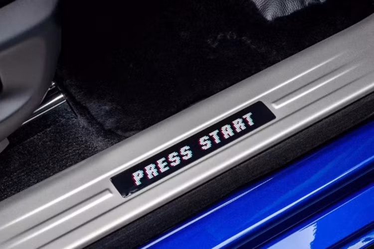 Ghost Gamer sở hữu lớp sơn hai tông xanh và pha lê đặt trên nền đen kim cương, gợi lại hình ảnh máy game arcade cổ điển. Dọc thân xe, đường coachline vẽ tay được nhấn bằng nhân vật Cheeky Alien - một sinh vật ngoài hành tinh được ghép từ 89 ô pixel, mỗi ô rộng 3 mm. Đi kèm là biểu tượng vụ nổ theo phong cách đồ họa 8-bit.