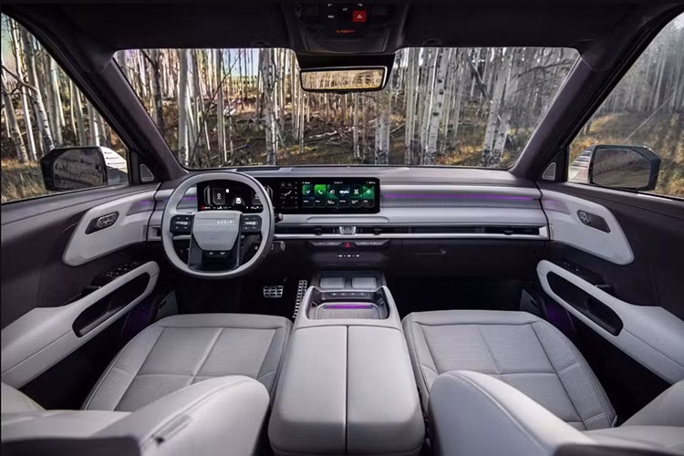 Bên trong khoang cabin, Telluride 2027 mang đến không gian rộng rãi và yên tĩnh với phong cách thiết kế cao cấp. Cụm màn hình cong bao quanh chiếm vị trí trung tâm trên bảng điều khiển, kết hợp với các chi tiết giả gỗ, tay nắm cửa ẩn và chất liệu ghế ngồi nâng cấp, tạo nên một không gian sang trọng và hiện đại.
