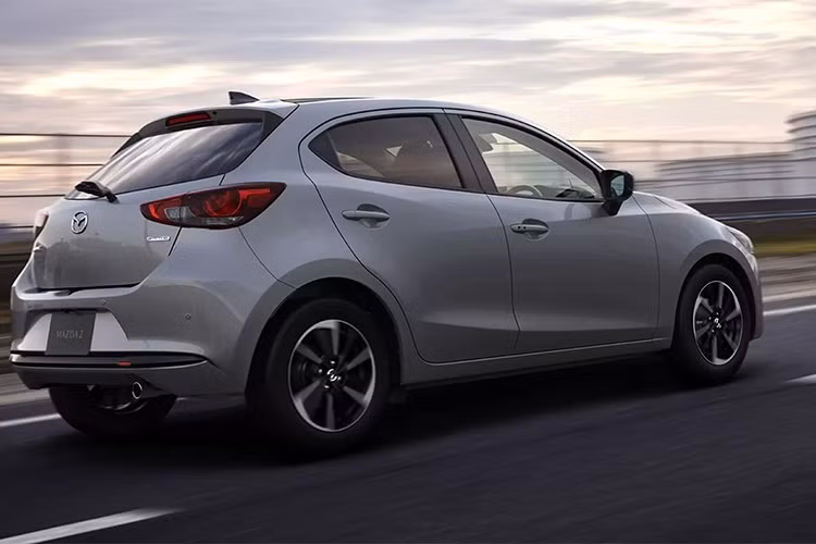 Mazda đã bắt đầu nhận đặt trước Mazda2 phiên bản 2026 tại Nhật Bản, với kế hoạch mở bán chính thức từ đầu tháng 12/2025 tới đây.