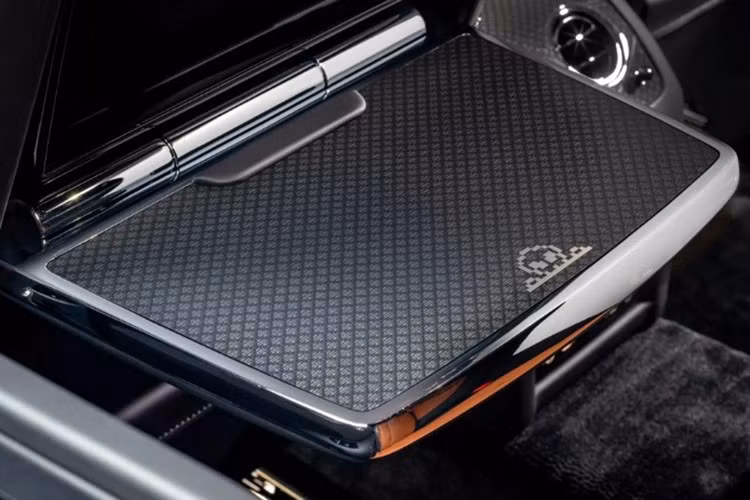 Ở hàng ghế sau, phần ốp tủ lạnh được vẽ thủ công cảnh giao chiến trên mặt trăng, với hai đĩa bay bằng thép không gỉ đặt nổi trên nền bầu trời sao được xử lý bằng kỹ thuật phun sơn nhiều lớp.