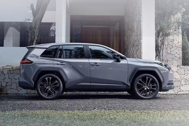 Về thiết kế, GAC - Toyota Wildlander mang phong cách hiện đại, gọn gàng với lưới tản nhiệt dạng tổ ong cùng đèn pha tạo hình “đầu búa”. Trong khi đó, FAW RAV4 có kiểu dáng hầm hố hơn, lấy cảm hứng từ các phiên bản Woodland và Adventure, dù đã lược bỏ giá nóc. Cả hai mẫu đều không có phiên bản GR Sport thể thao.