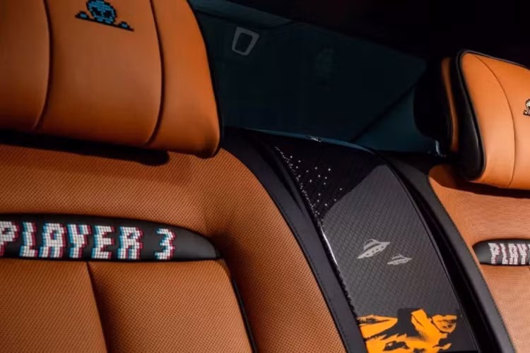 Bên trong xe, bảng táp-lô phía ghế phụ được thiết kế lại để gợi nhắc Laser Base - một trong những tựa game bắn súng đầu tiên. Chi tiết này tích hợp 85 bóng LED tạo hình phi thuyền bên dưới logo Ghost, trong khi hệ thống LED xung quanh được sắp xếp lại để tạo cảm giác phi thuyền đang lao xuyên qua dải sao.